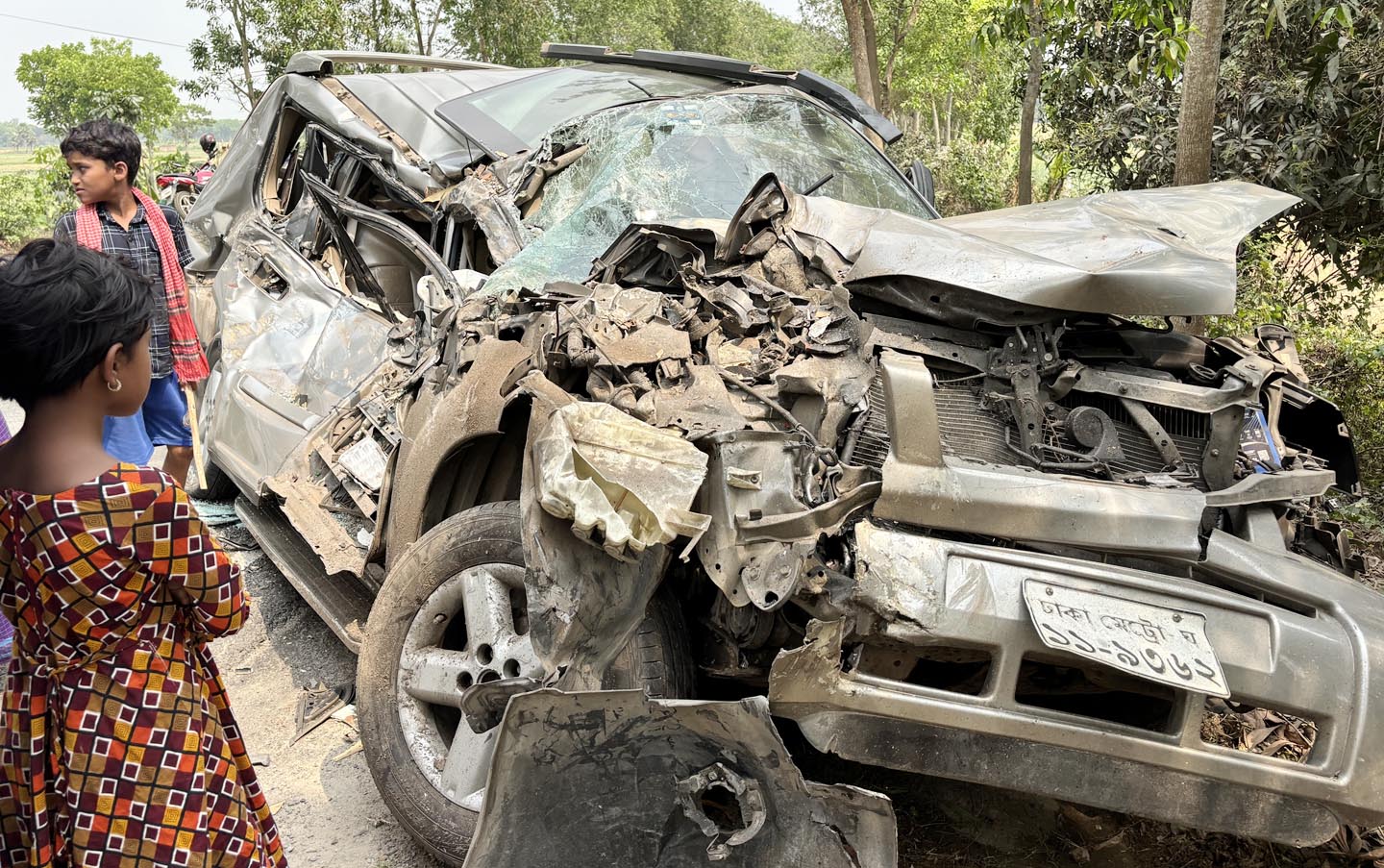  কালুখালীর চাঁদপুরে বাস-প্রাইভেট  কারের মুখোমুখি সংঘর্ষে আহত-৬